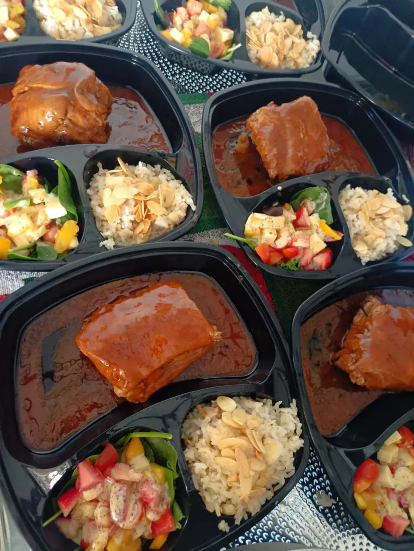 Almuerzos empresariales de cerdo en salsa, arroz con almendras y ensalada