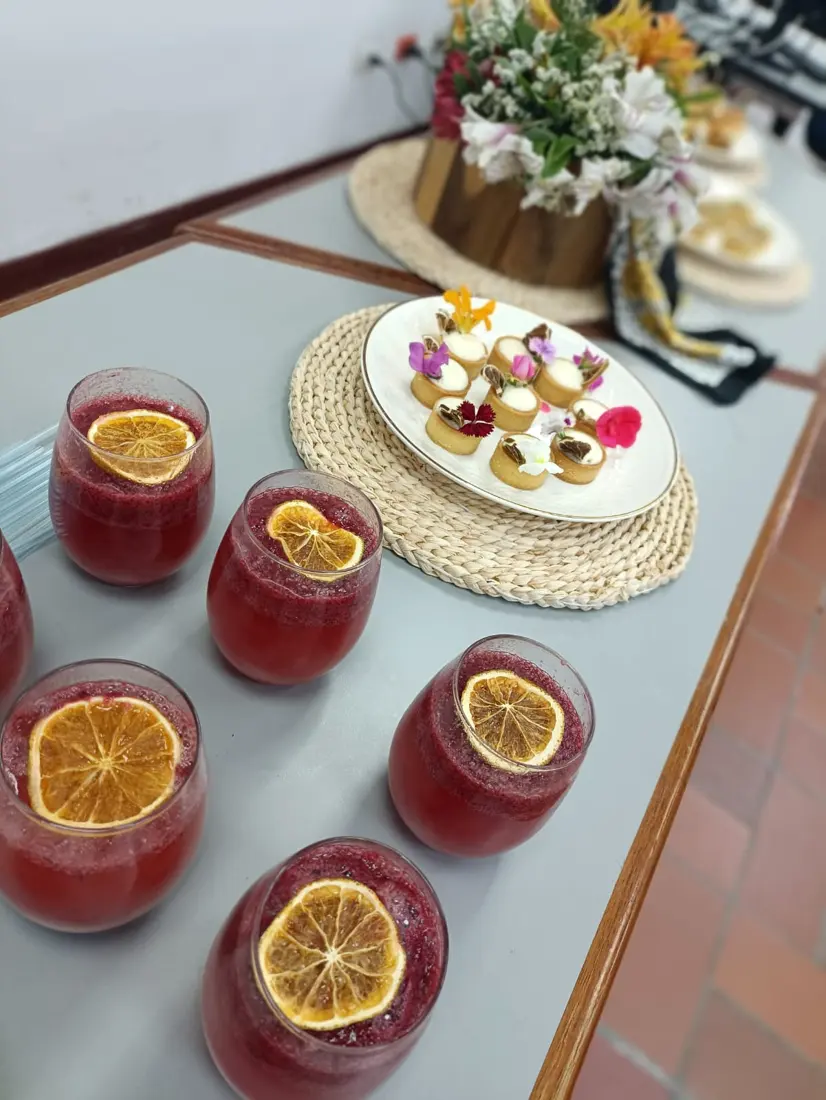 Bebidas de frutos rojos y tartaletas decoradas con flores comestibles
