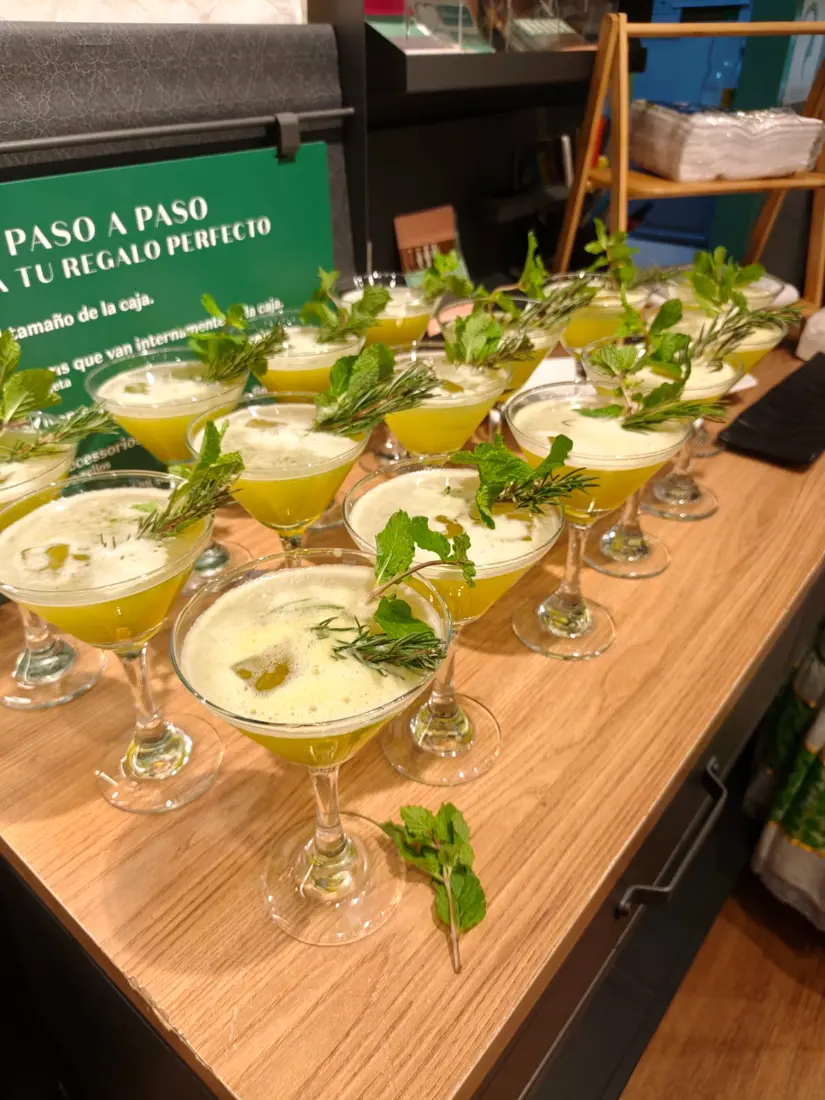 Cocteles de la casa decorados con menta y romero