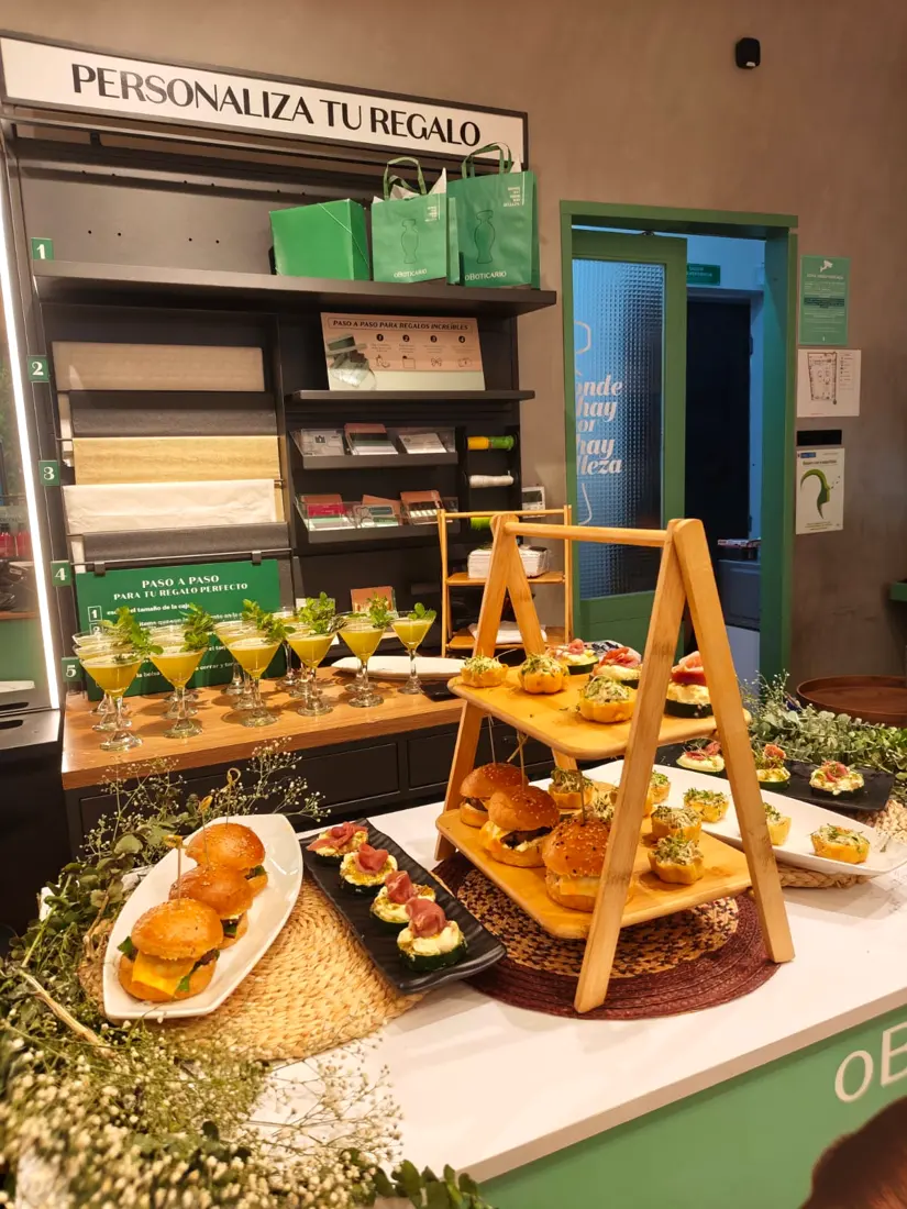Estación de pasabocas y cocteles en una activación de marca
