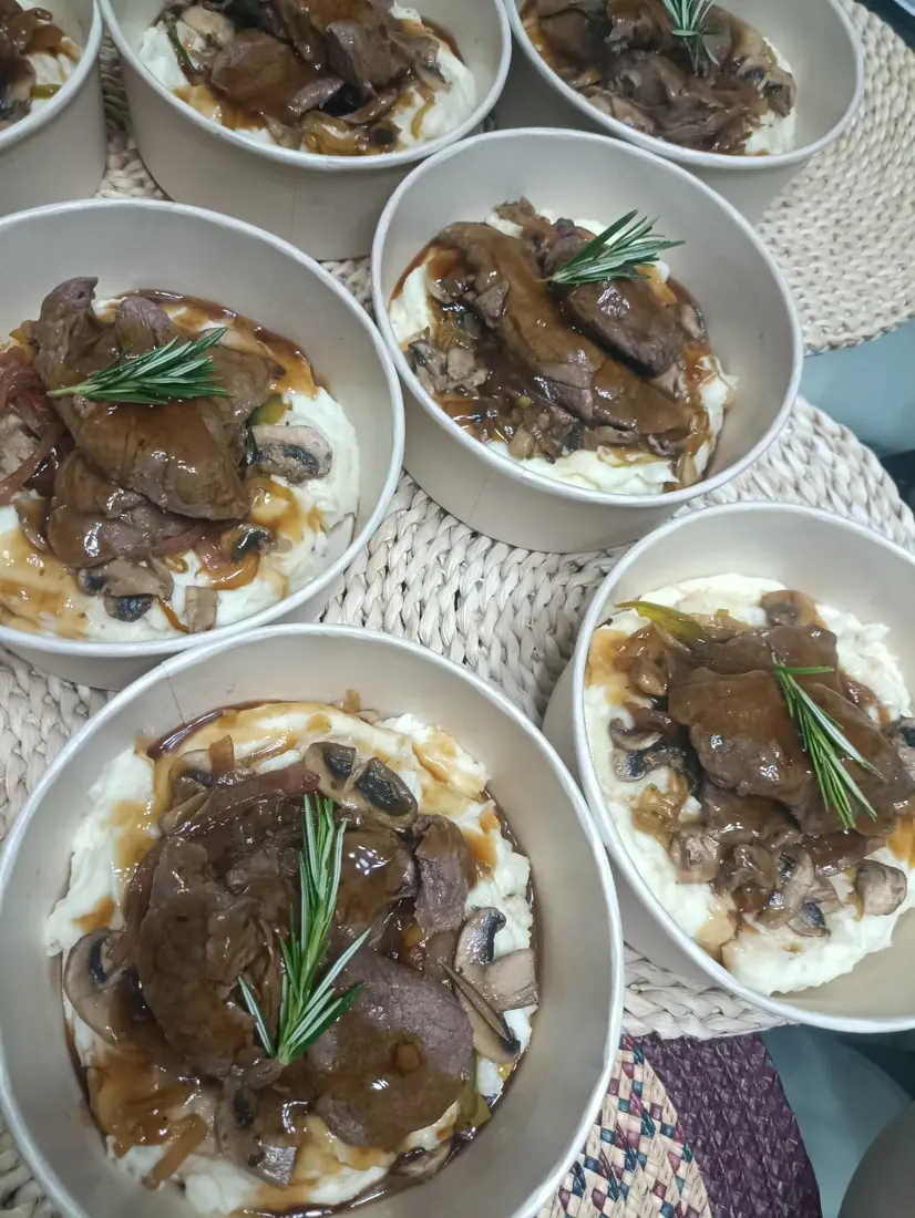 Lomo en salsa con champiñones sobre puré de papa
