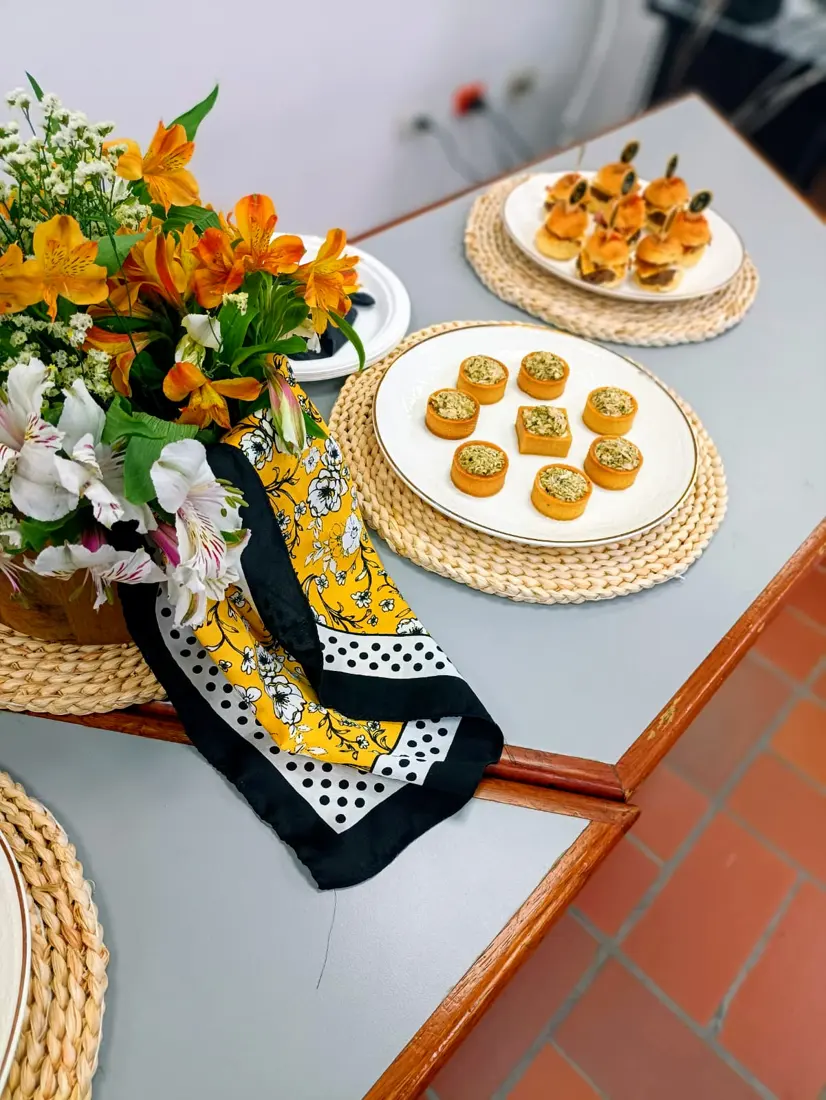 Mesa de pasabocas con tartaletas, mini hamburguesas y flores