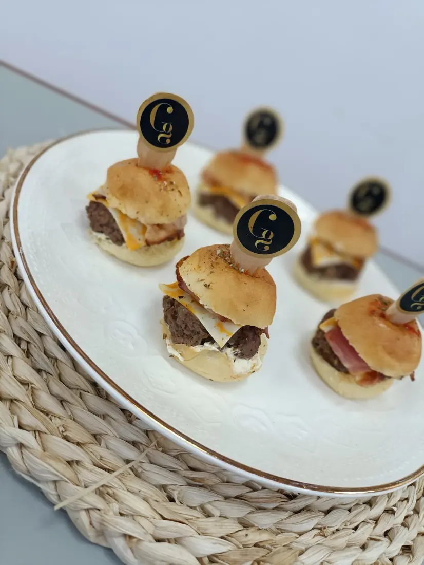 Mini hamburguesas con palillos de la marca Gastrología