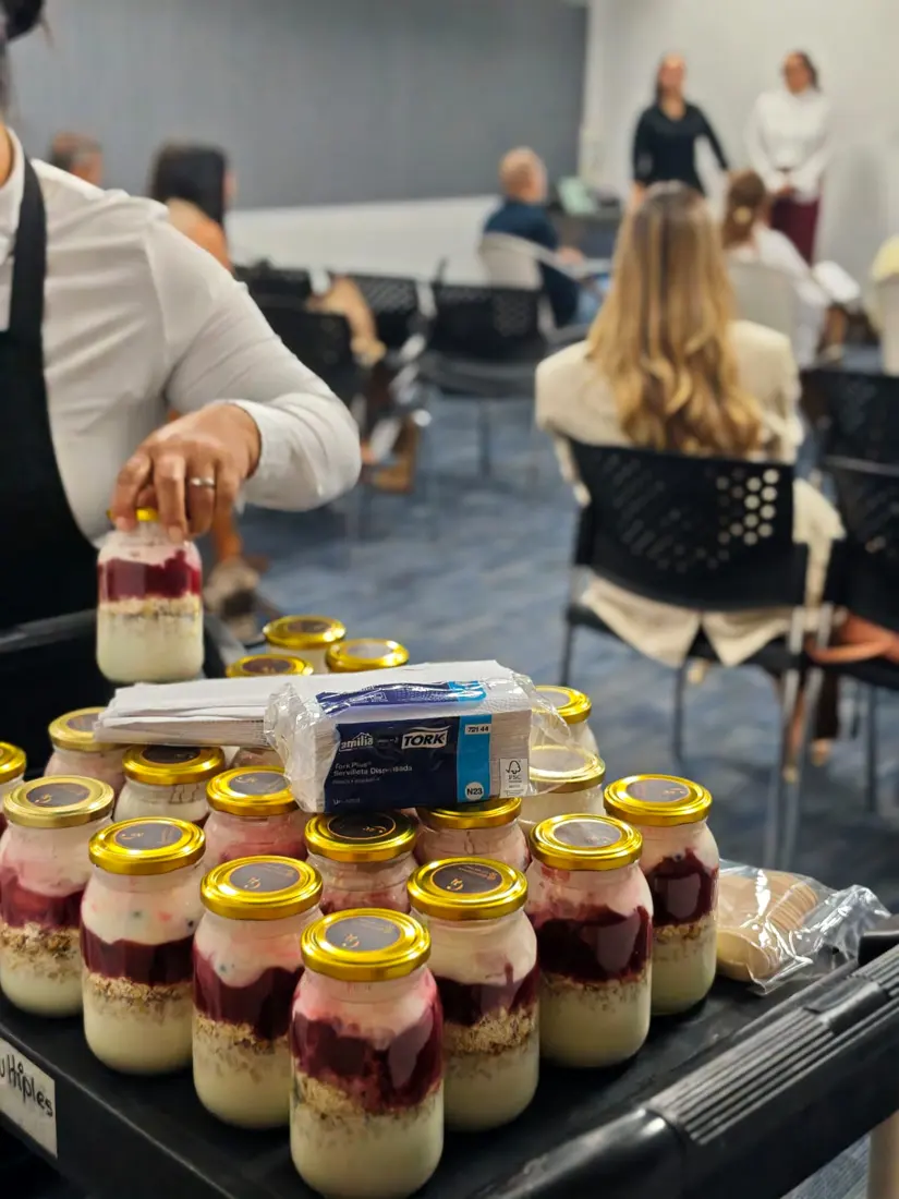 Parfaits servidos durante un evento empresarial