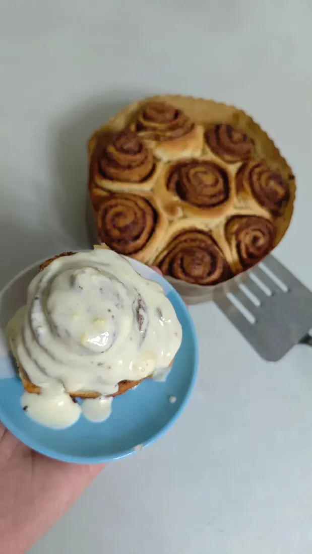 Rollo de canela horneado con frosting de queso crema