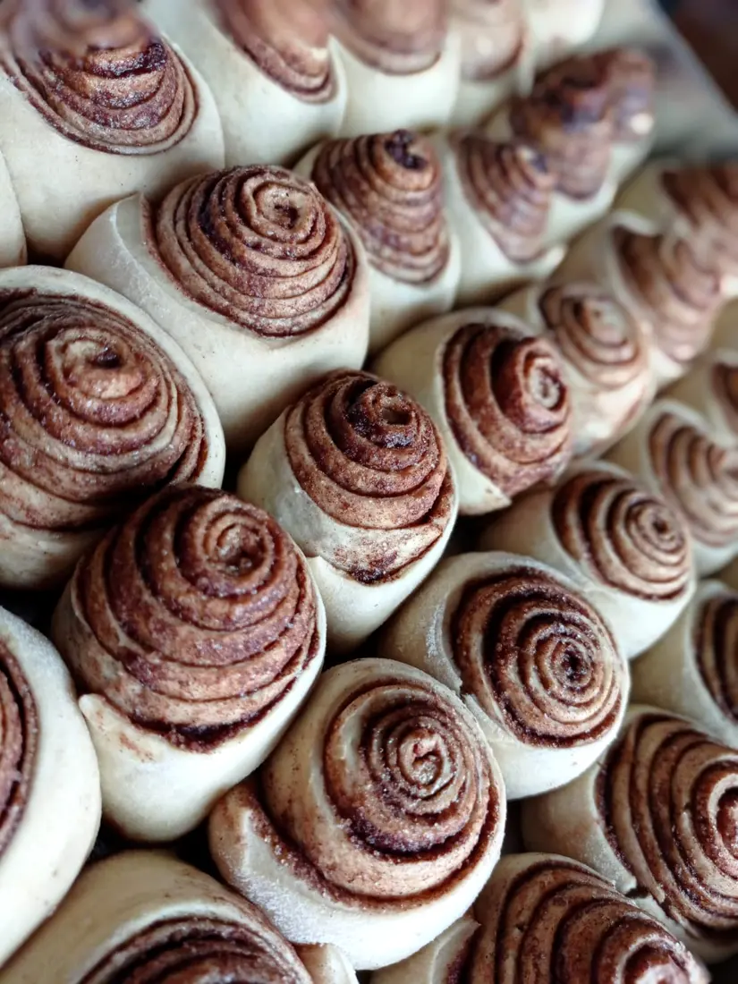 Rollos de canela artesanales recién armados