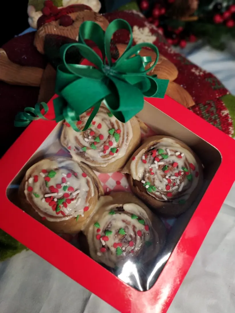 Caja de rollos de canela con decoración navideña