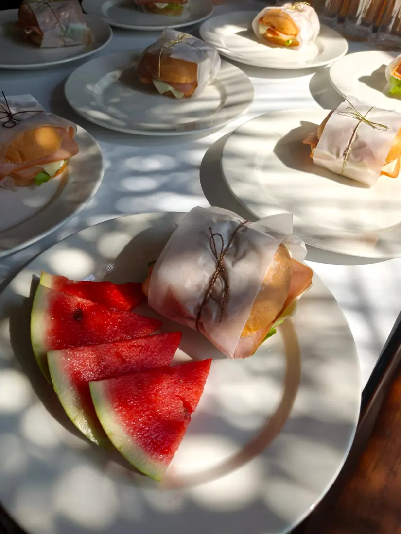 Sándwich envuelto con sandía servido en plato