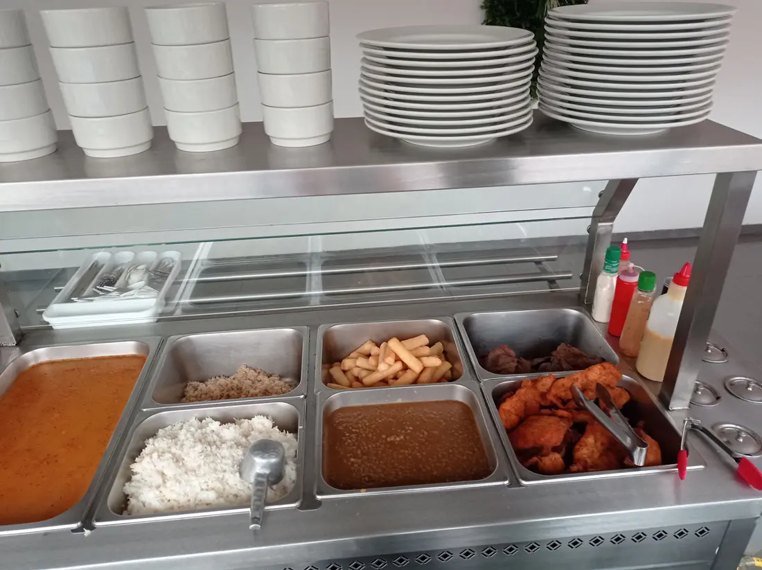 Línea de servicio de casino de alimentos con bandejas calientes